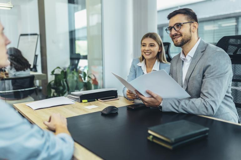 Dos personas hablando en una oficina